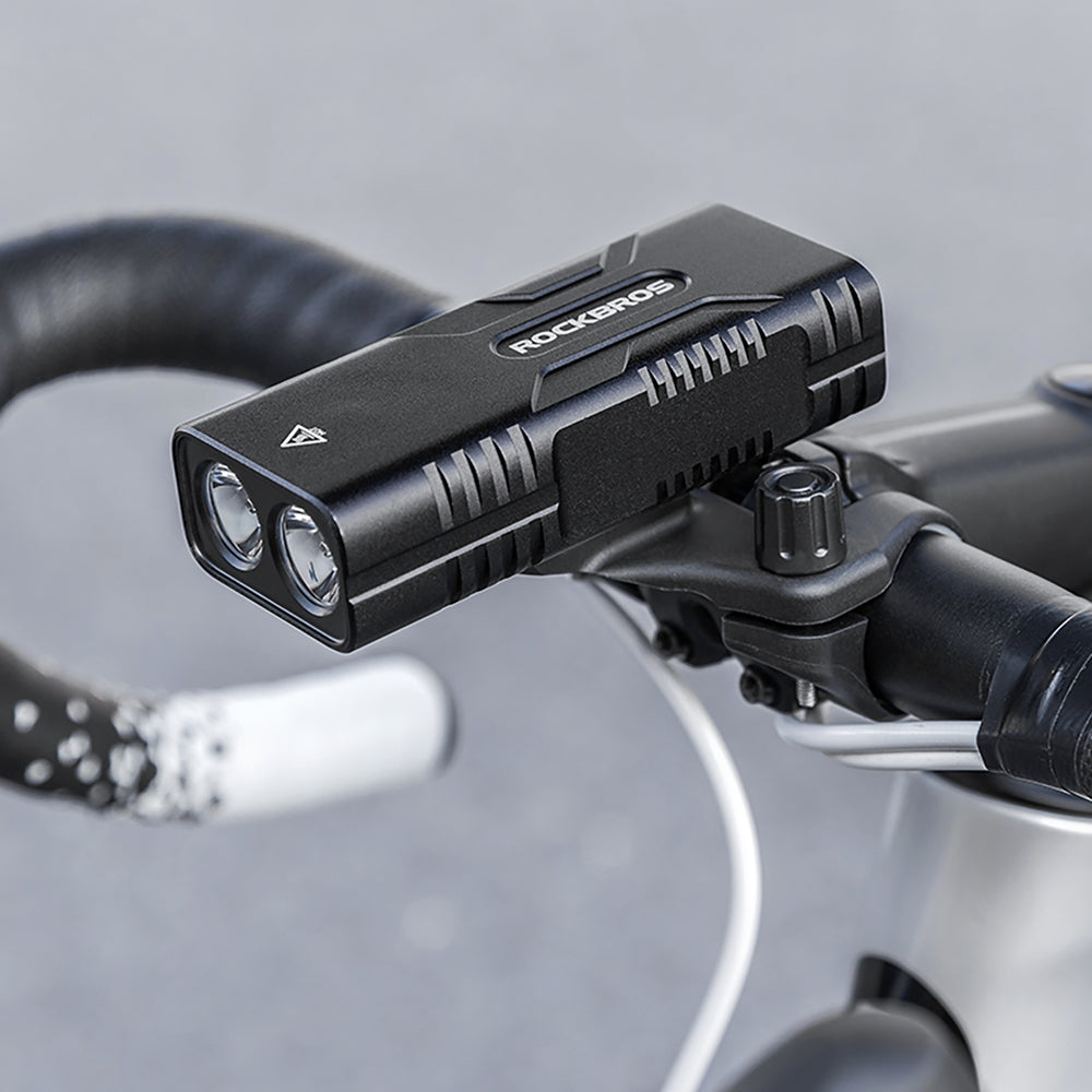 Ilumina e Carrega – Luz Frontal Rockbros 850 Lumens + Powerbank